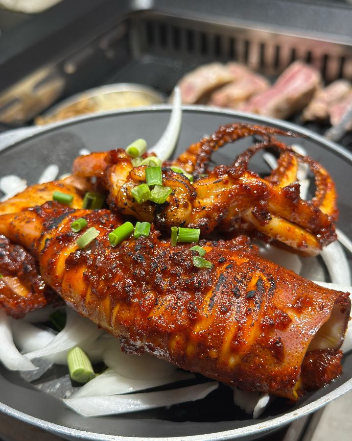 매콤한 양념이 매력적인 그리던고기 직화 통오징어 구이