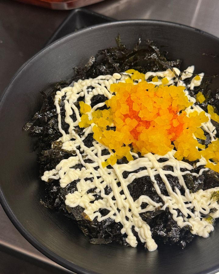 톡톡 터지는 날치알이 가득한 주먹밥