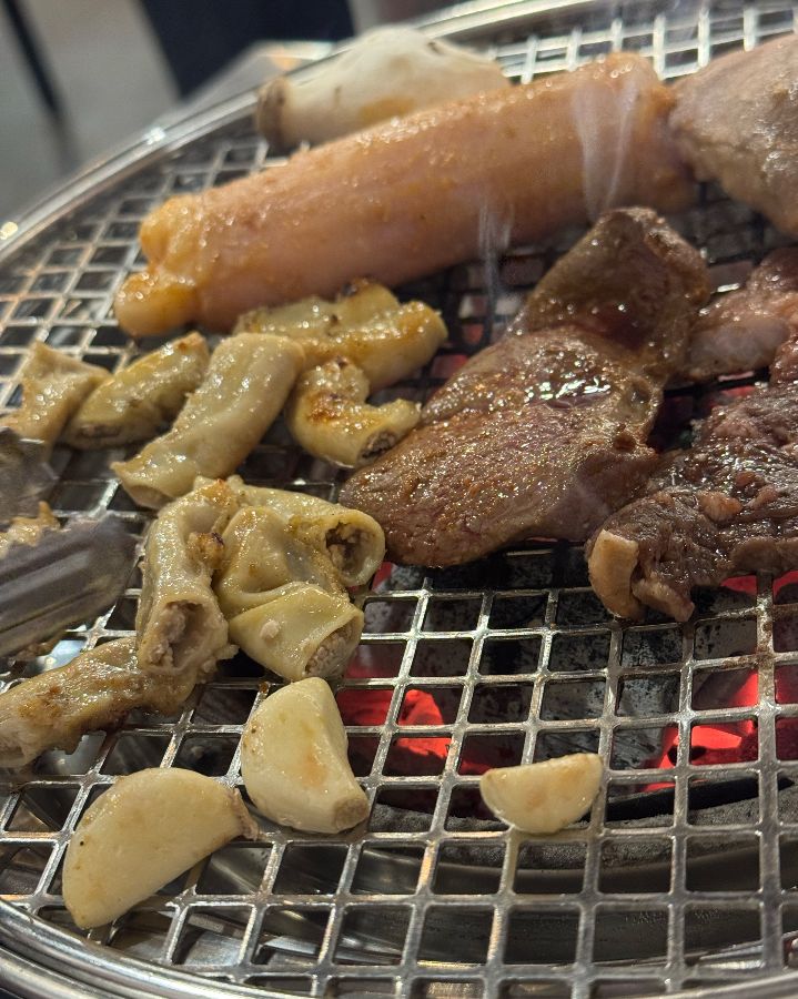숯불 위에서 구워지는 신선한 곱창, 대창, 막창
