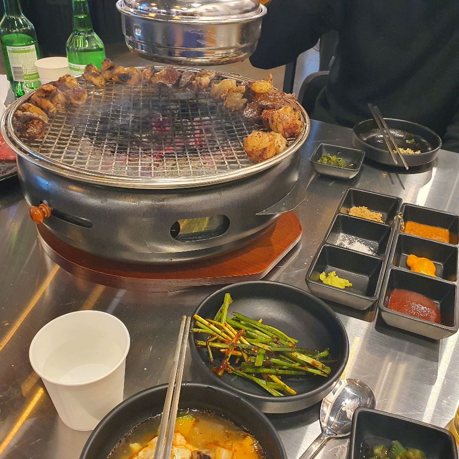 광명대창집 청주봉명점 레트로 분위기의 내부 인테리어