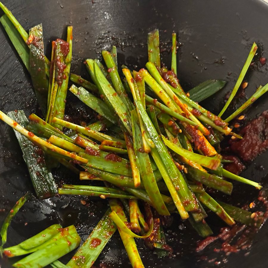 매콤한 양념에 버무려진 부추무침