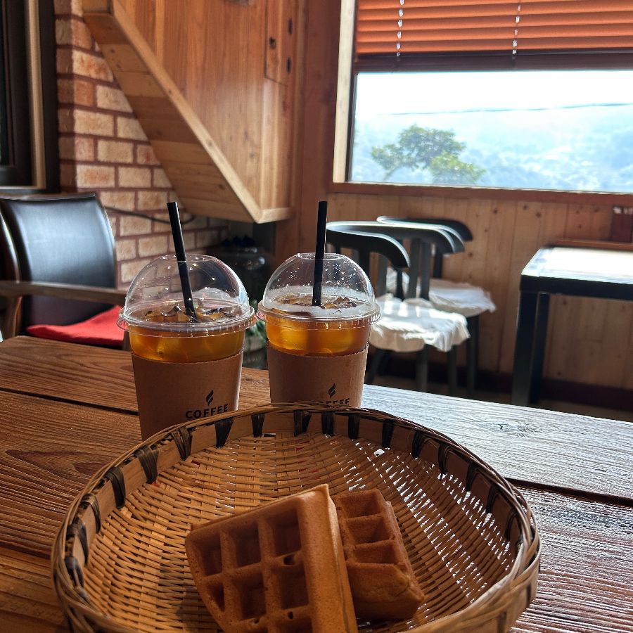 알프스 밀밭의 아이스 커피와 와플