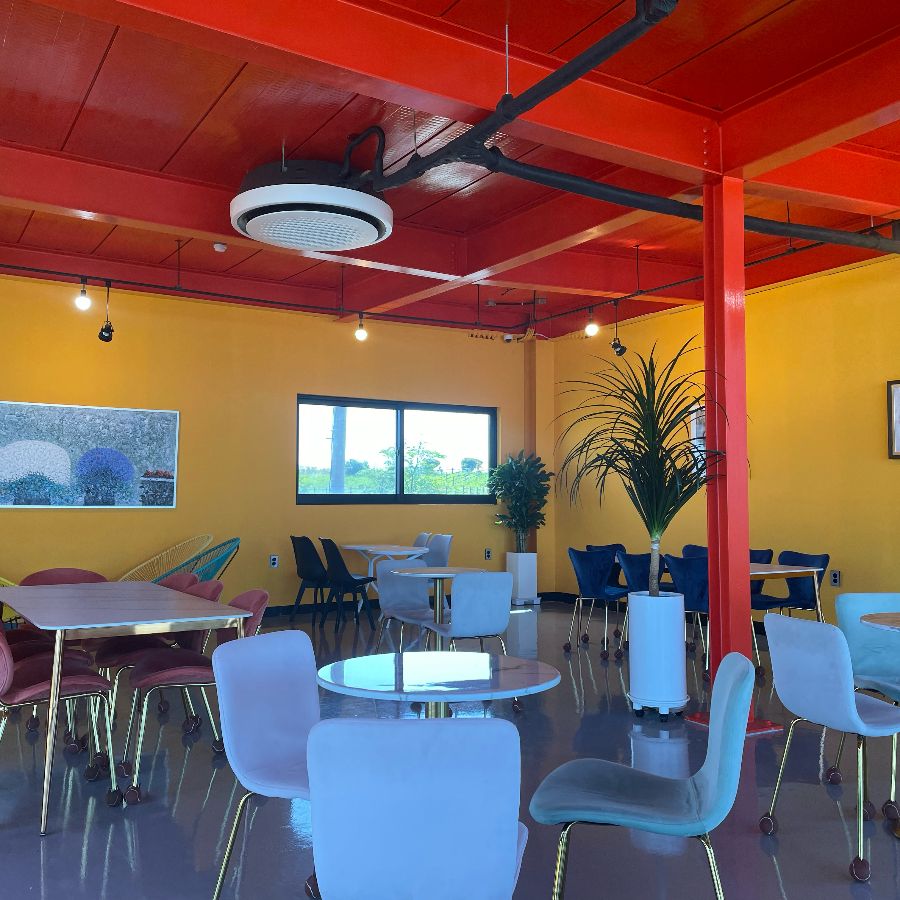 더선셋 실내 좌석에서 보이는 바다 전망