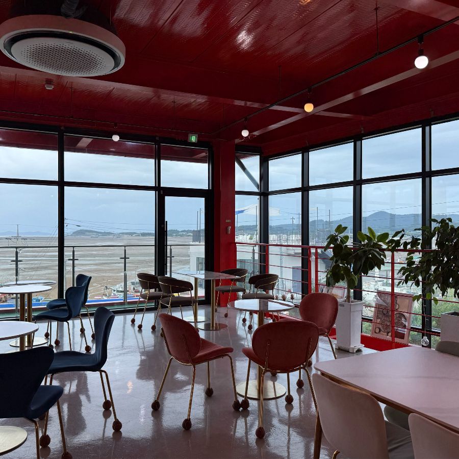 더선셋 내부의 붉은색 인테리어