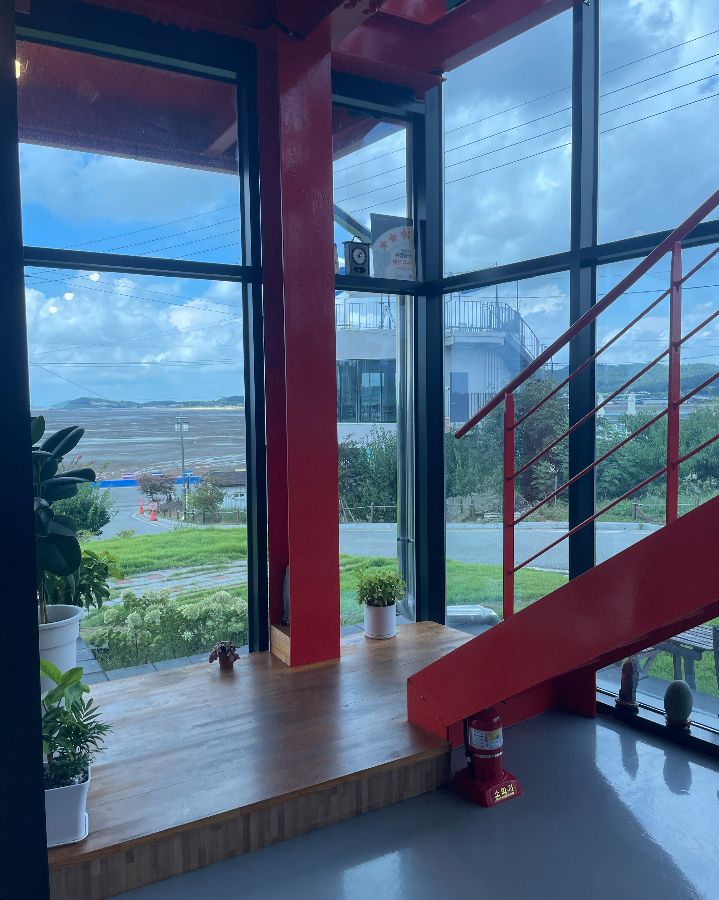 더선셋 2층에서 바라본 바다와 갯벌 뷰