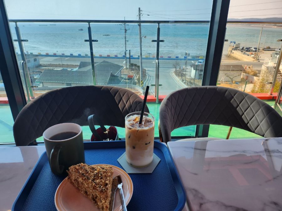 더선셋 대표 메뉴 선셋 시그니처 라떼와 수제 치즈 케이크