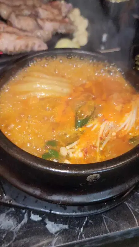 보글보글 끓고 있는 김치찌개의 모습