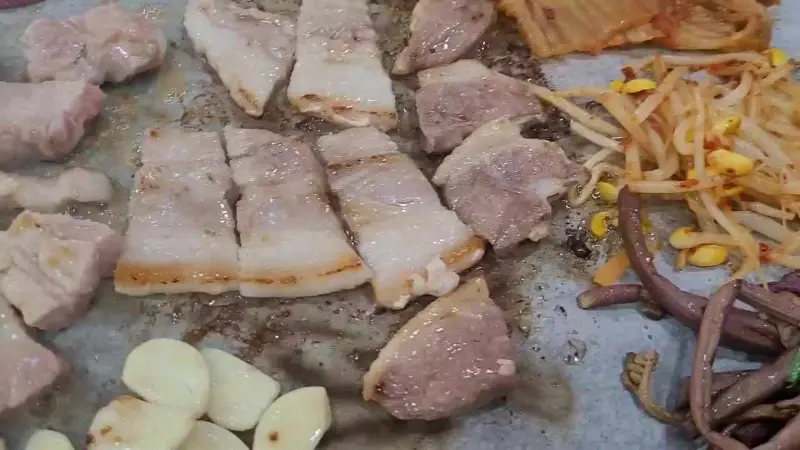 불판 위에서 익어가는 삼겹살