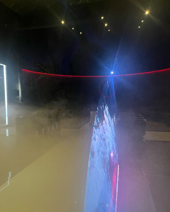 섹션 카페 내부, 몽환적인 분위기