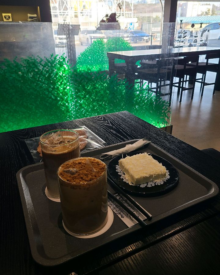 섹션 카페 창가 좌석, 여유로운 분위기