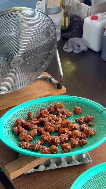 선풍기 바람에 식히고 있는 닭강정