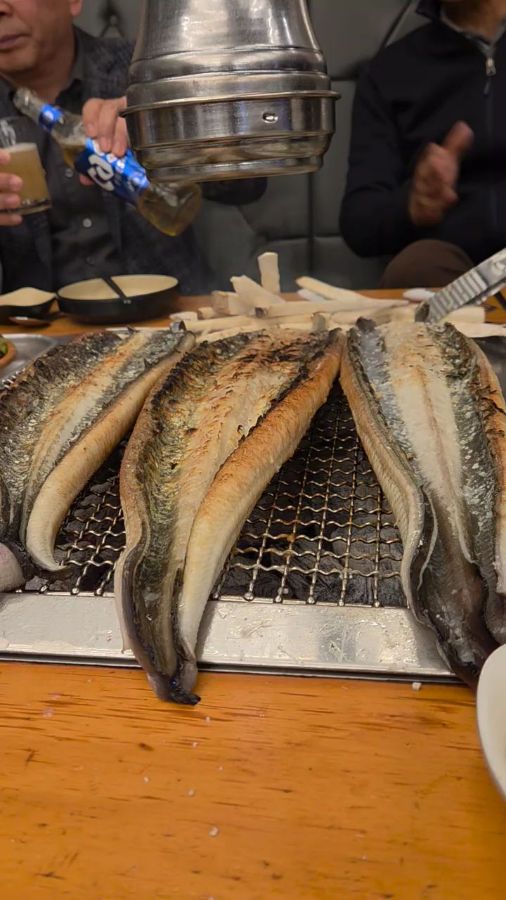 숯불 위에서 노릇하게 구워지는 장어
