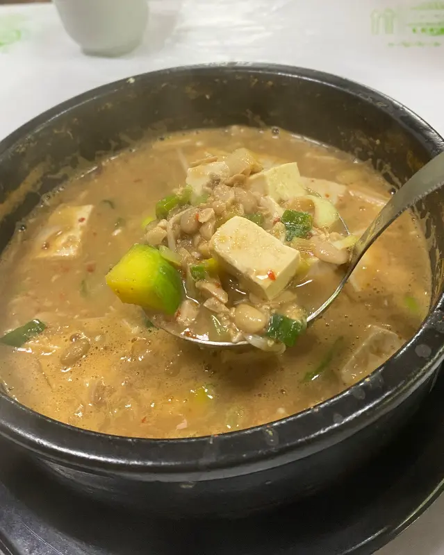 뚝배기 안에서 보글보글 끓고 있는 청국장