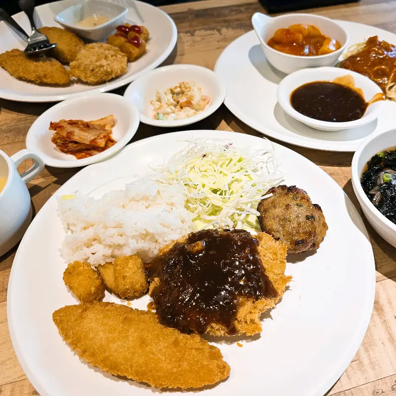 다양한 메뉴가 담긴 접시