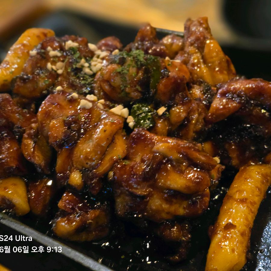 윤기가 흐르는 숯불 양념 치킨