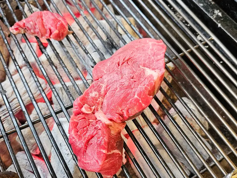 숯불 위에 올려진 한우 등심