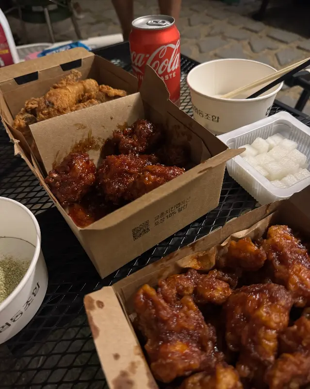 허니레드 반반 순살 치킨과 콜라