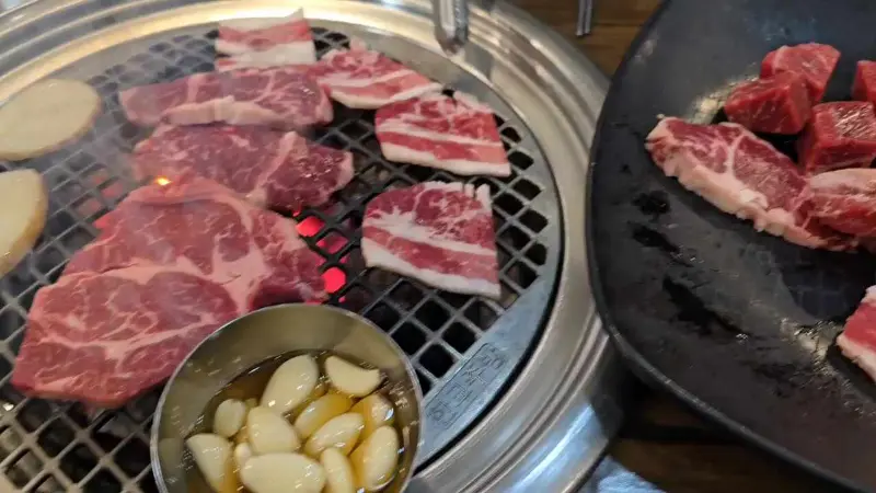 숯불 위에 구워지는 소고기