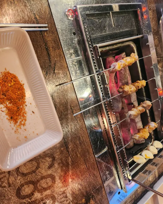 숯불 위에서 익어가는 양꼬치