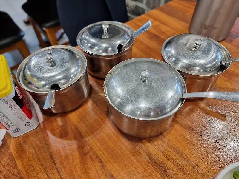 테이블 위의 양념통 세트