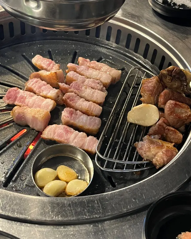 숙고 목살 굽는 모습