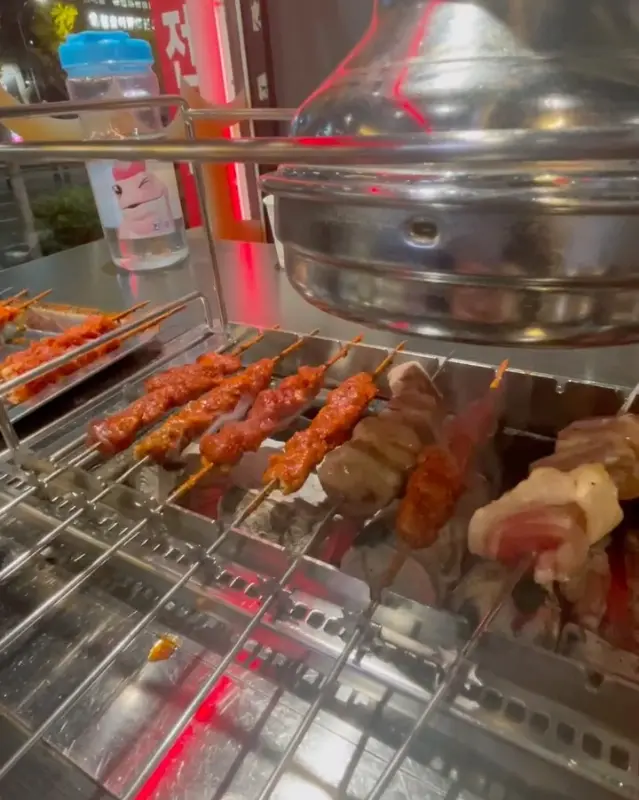 숯불 위에서 익어가는 양꼬치