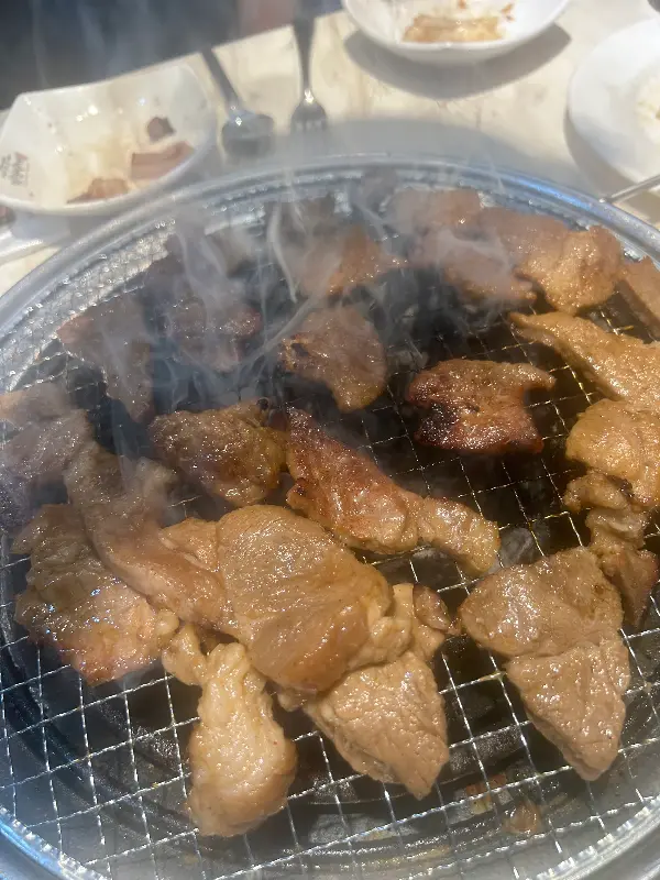 숯불 위에서 맛있게 익어가는 갈비