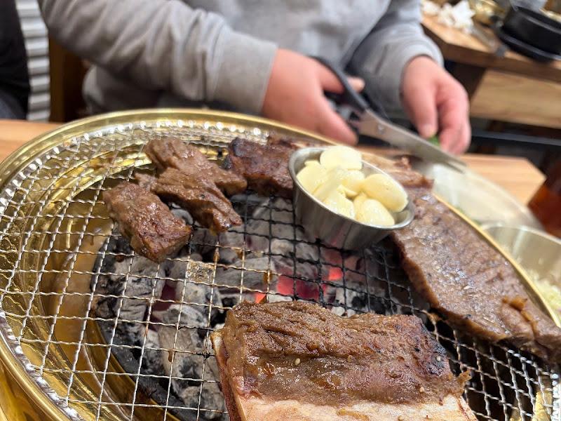 잘 구워진 고기를 자르는 모습