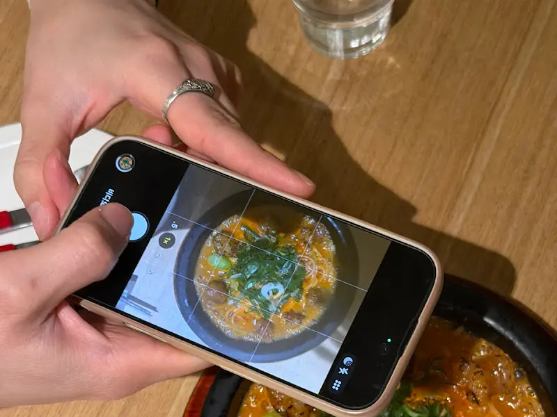 대창 돌솥 파스타 사진을 찍는 모습