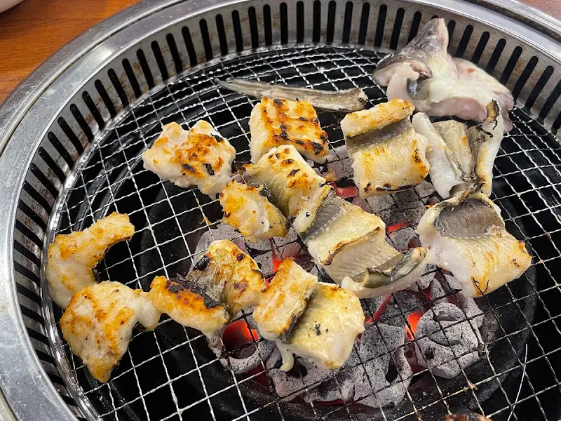 숯불 위에서 익어가는 장어