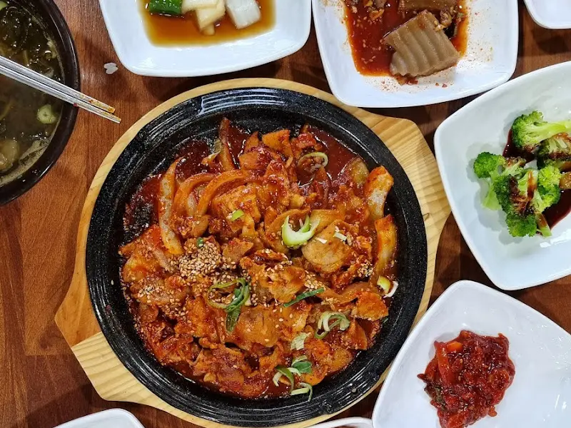 뜨거운 철판에 담겨져 나온 제육볶음