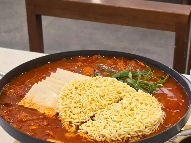 푸짐한 김치찌개