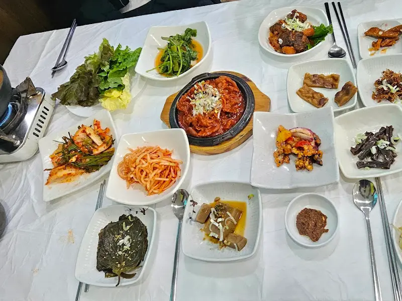 다양한 반찬들이 놓인 테이블