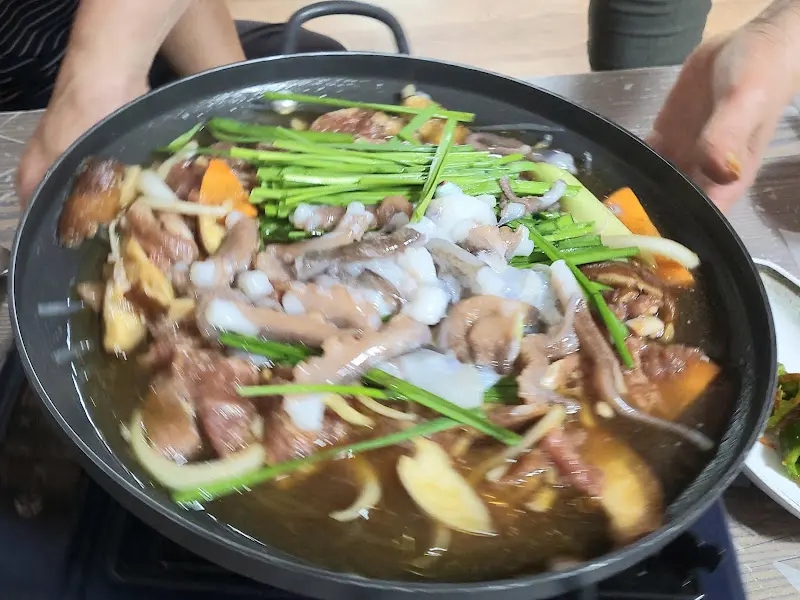 불낙 전골이 끓고 있는 모습