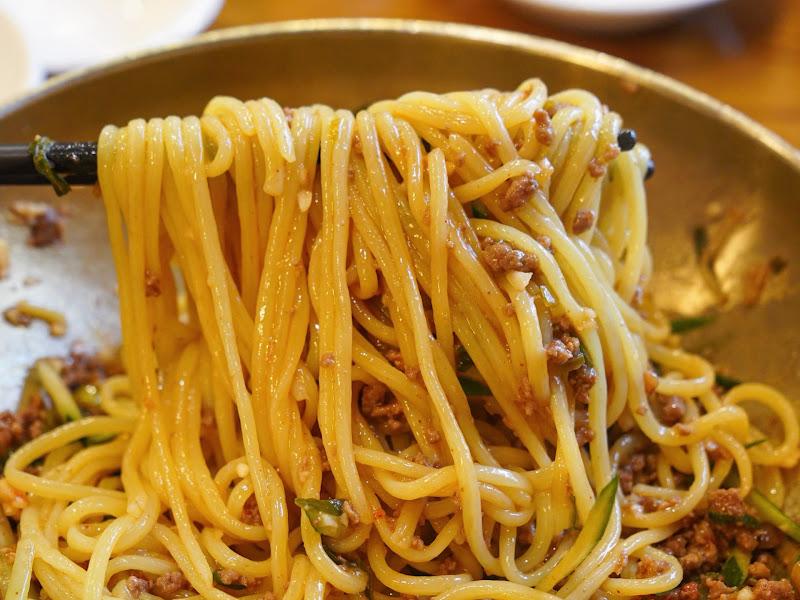 하얀백년짜장 비빈 모습