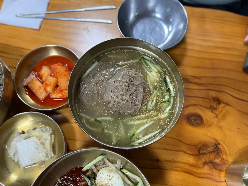 놋그릇에 담겨 나온 동치미 막국수