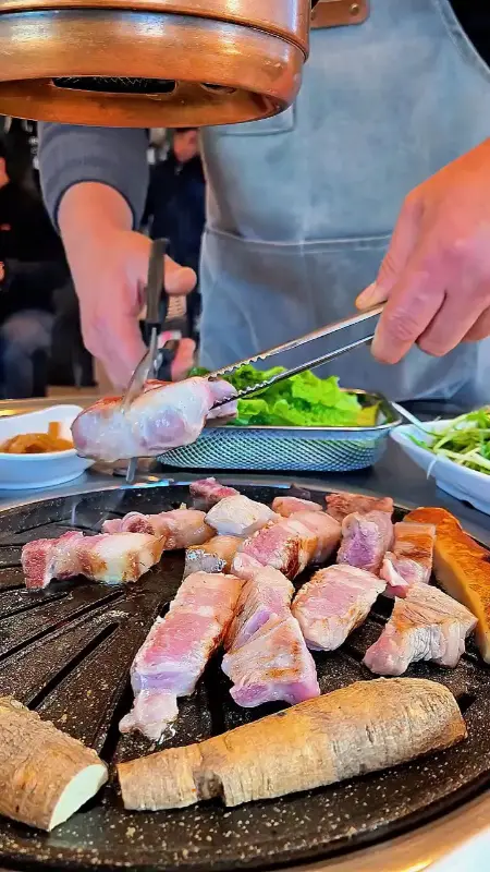 사장님이 흑돼지를 먹기 좋게 잘라주는 모습