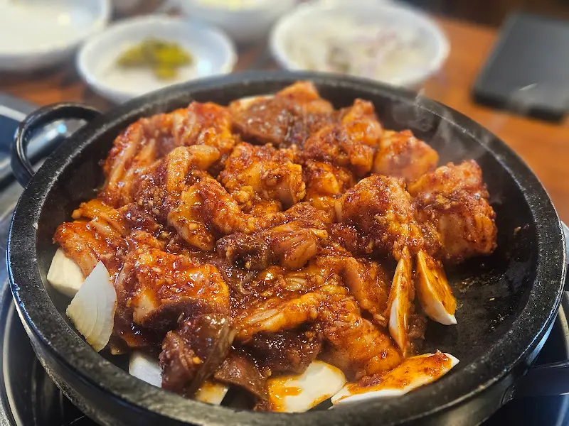 돌판 위에서 익어가는 양념 OOO