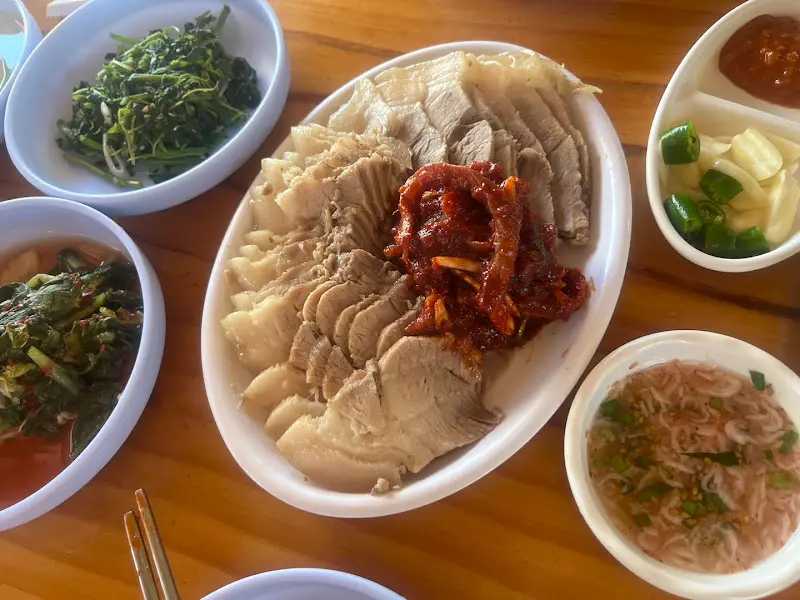 윤기가 흐르는 수육과 매콤한 무김치