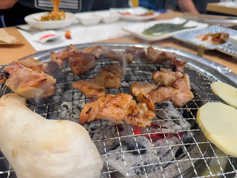 숯불 위에서 익어가는 양념갈비