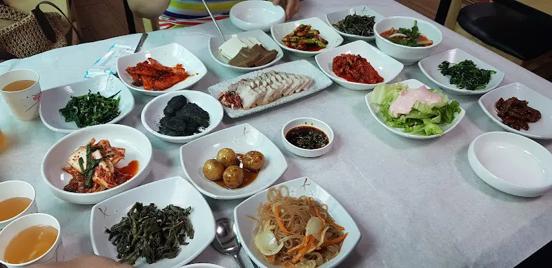 다양한 반찬들이 놓인 테이블