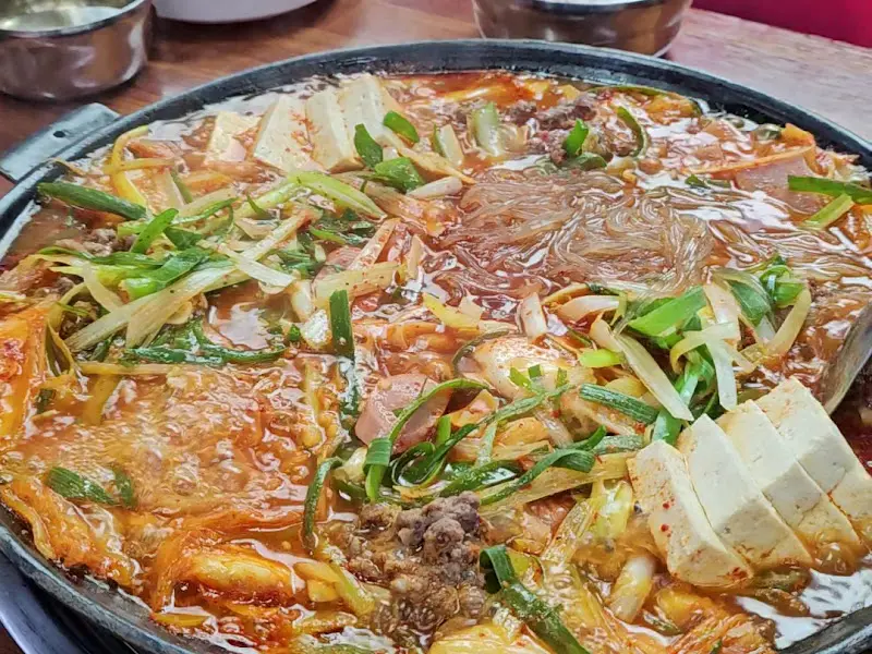 푸짐한 부대찌개의 모습
