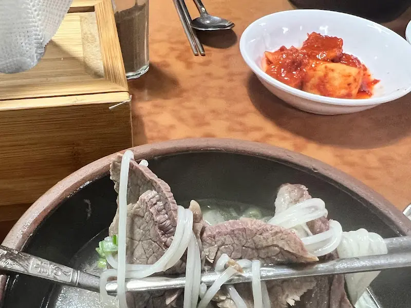 젓가락으로 고기를 집어올린 모습