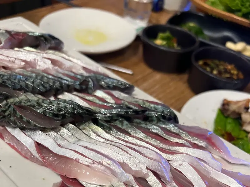 싱싱함이 눈으로 보이는 고등어회