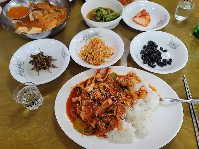 오징어 덮밥과 김치찌개 한상 차림