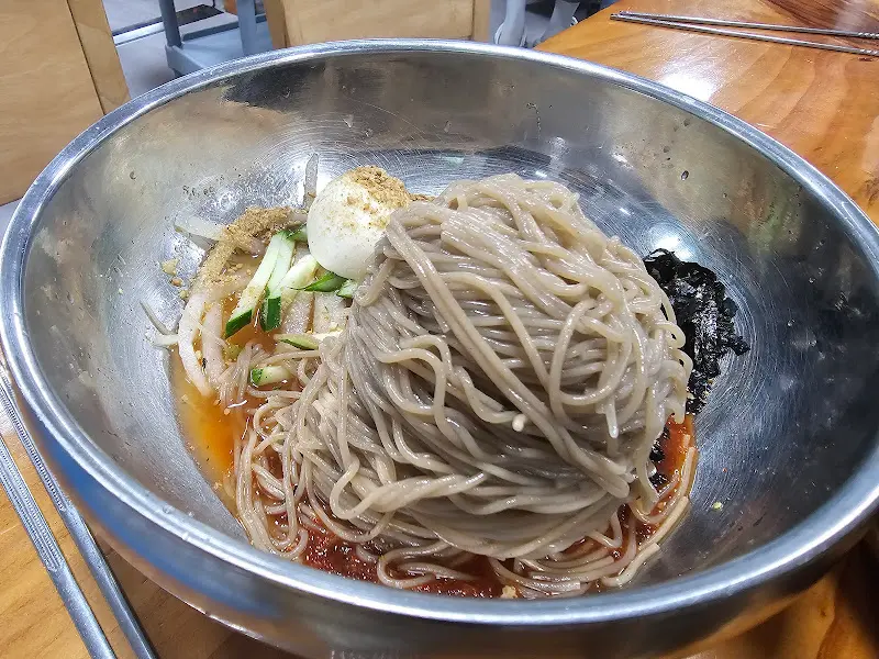 비빔 막국수의 클로즈업 샷