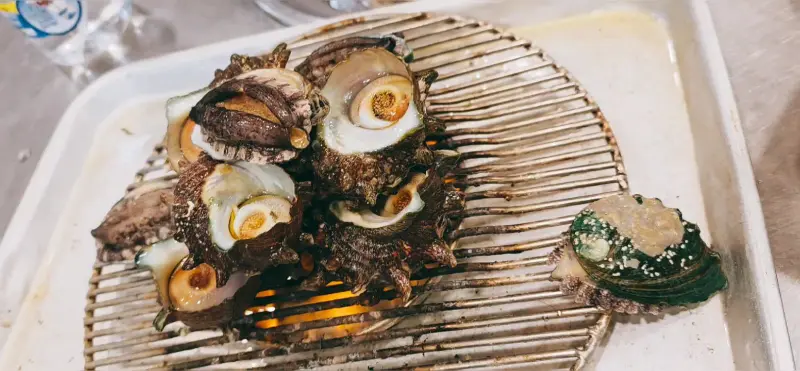 불판 위에서 맛있게 익어가는 전복과 뿔소라