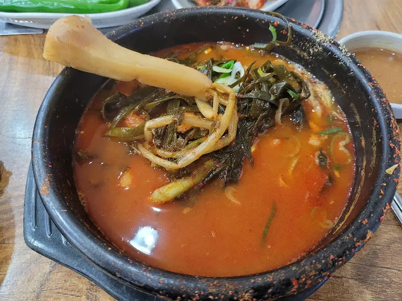 푸짐한 우거지가 인상적인 뼈해장국