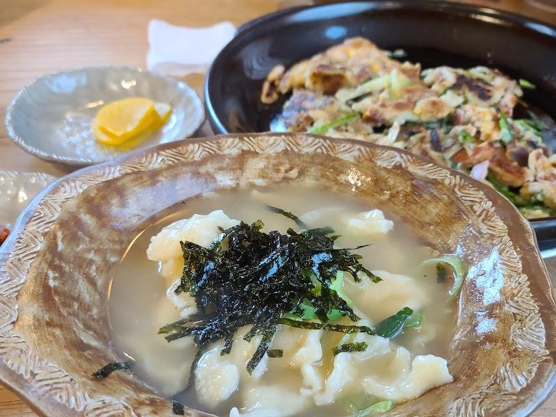 푸짐한 해물파전과 수제비 한 상