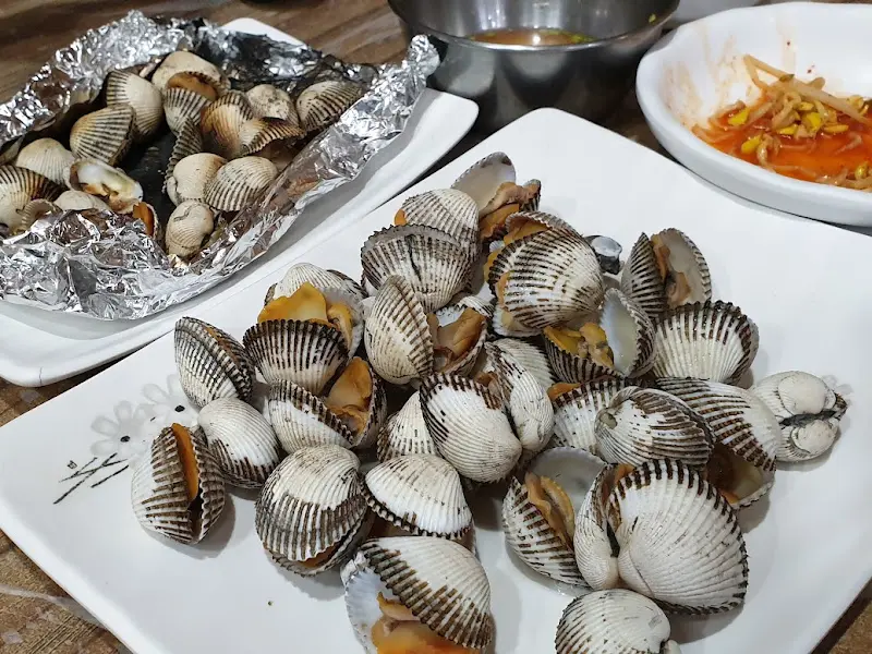 윤기가 흐르는 삶은 꼬막과 구운 꼬막